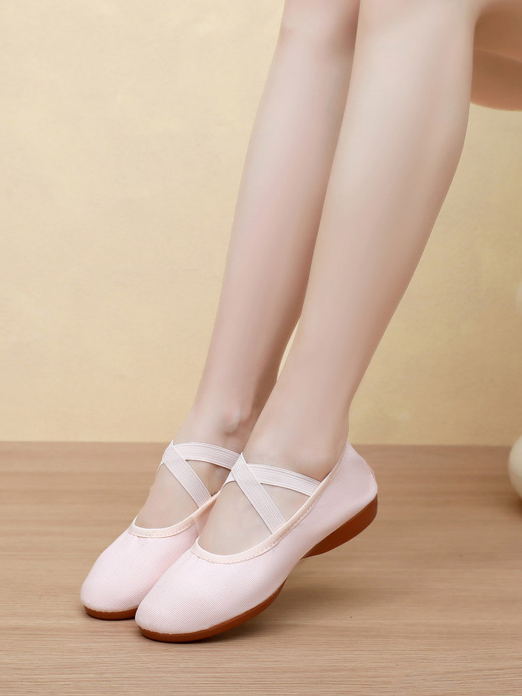 Chaussures de danse classique roses à bout rond et brides croisées