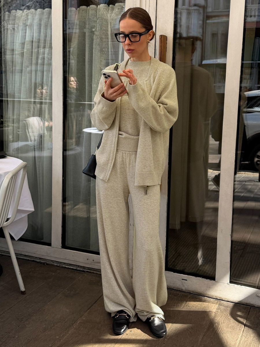 Aprikosenfarbenes Strick-Dreiteiler-Set für Damen: Strickjacke mit Reißverschluss weite Hose Trainingsanzug