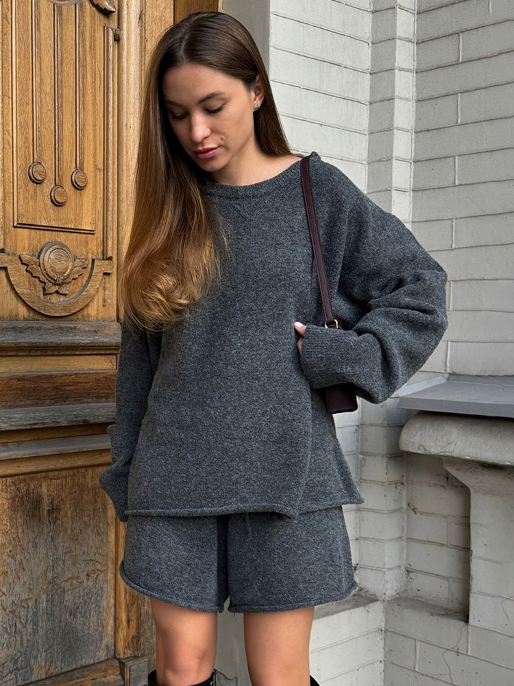 Zweiteiliges graues Strick-Set für Damen: Oversize-Pullover mit Rundhalsausschnitt und Shorts