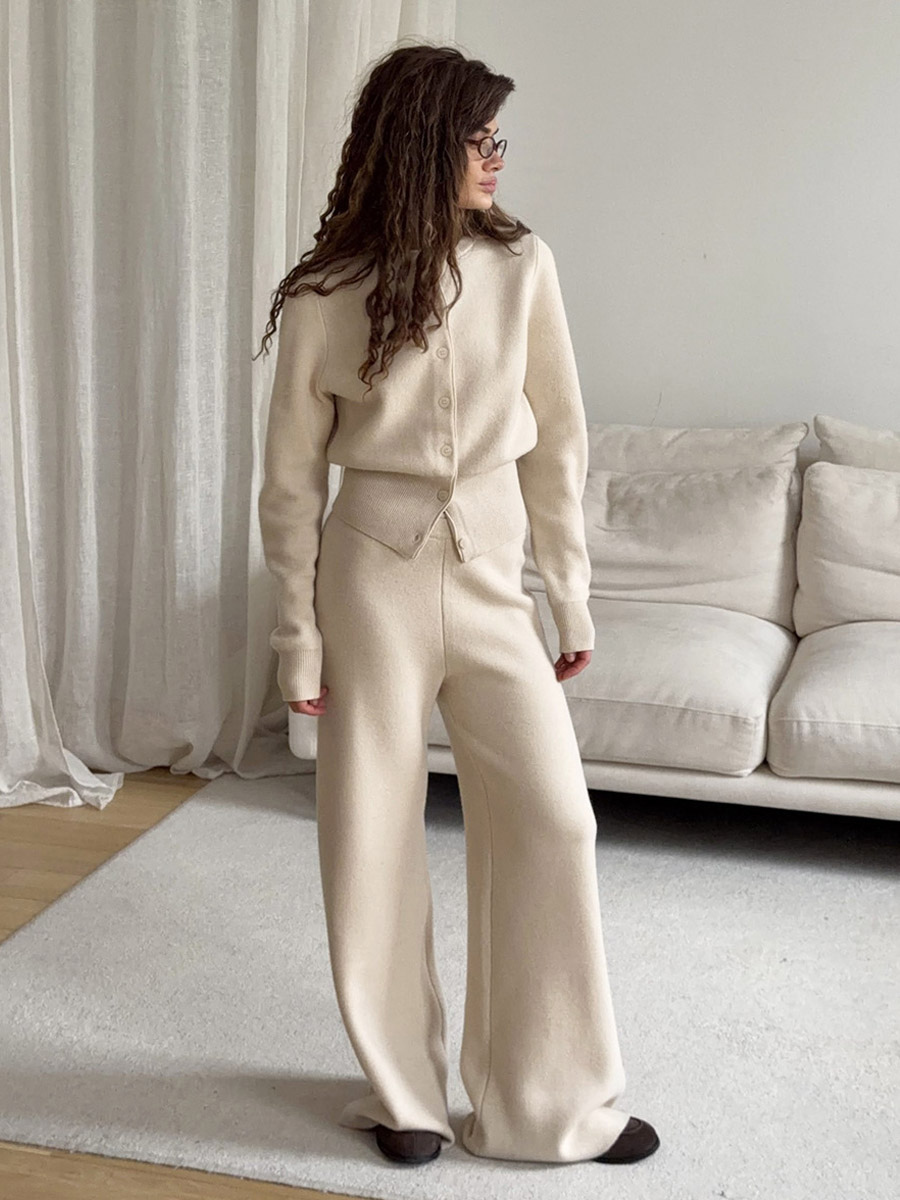 Zweiteiliges graues Strick-Set für Damen: Cardigan mit Rundhalsausschnitt und Knöpfen Hose mit weitem Bein