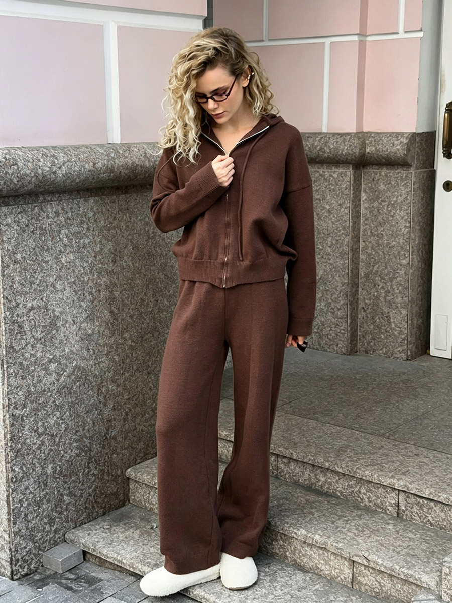 Zweiteiliges Set aus braunem Fleece für Damen: Kapuzenpullover mit halbem Reißverschluss und weite Hose