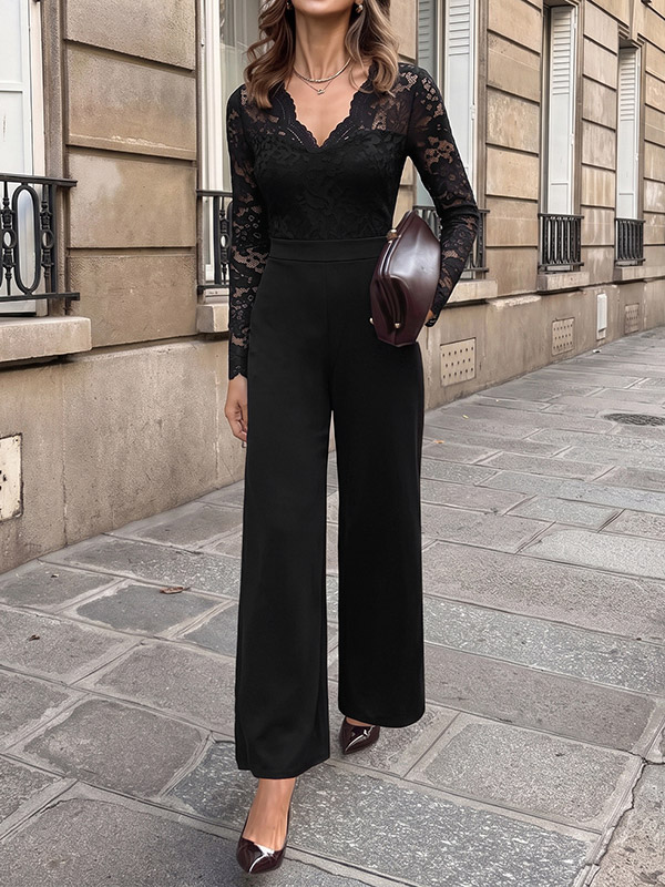 Schwarzer Jumpsuit aus Spitze mit V-Ausschnitt langen Ärmeln weitem Bein und figurbetontem Schnitt; perfekt für Abendveranstaltungen.