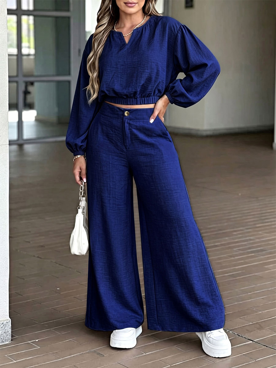 Ensemble deux pièces pantalon large bleu marine et haut pour femme tenue élégante et décontractée idéale pour le bureau.