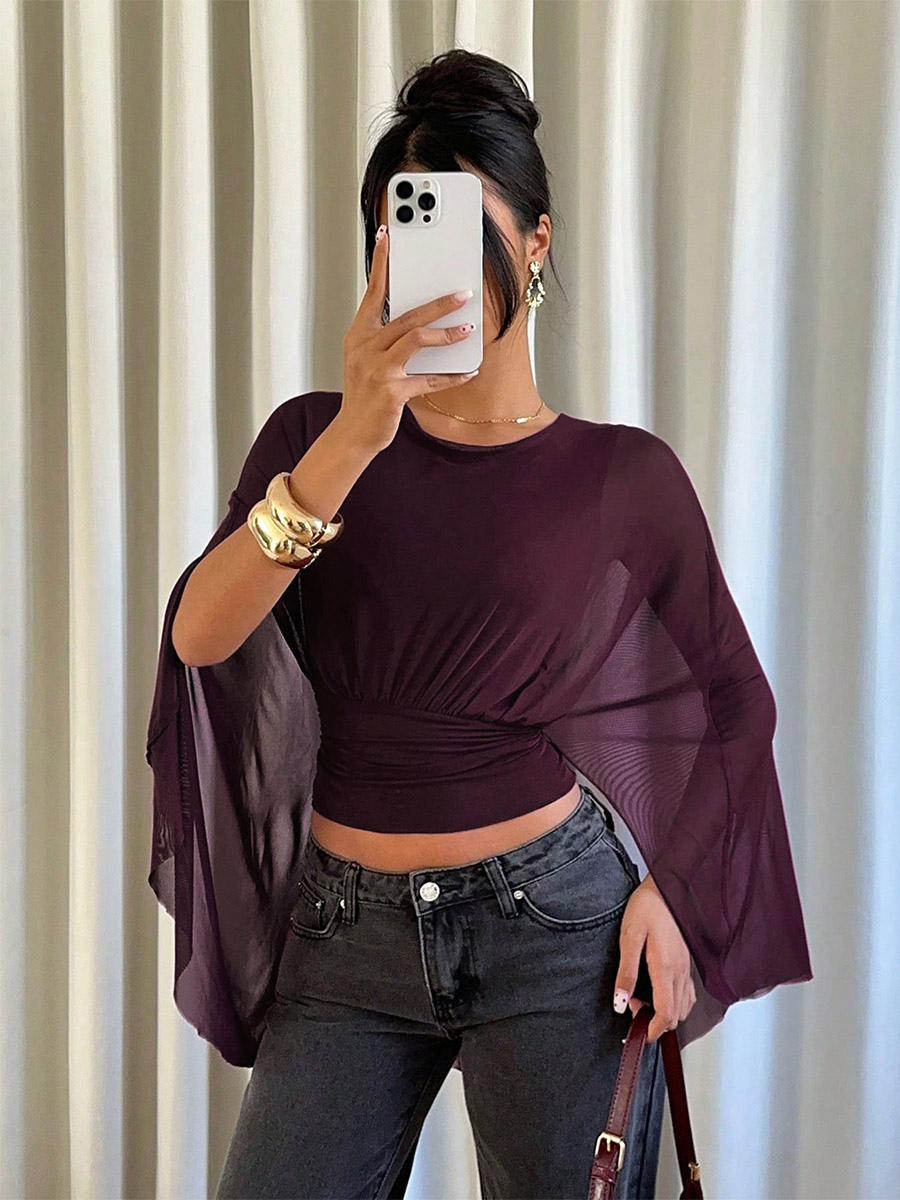 Elegante fuchsiafarbene Bluse mit Rundhalsausschnitt Taillenfalten Mesh-Ärmeln und modischem Design für Damen.