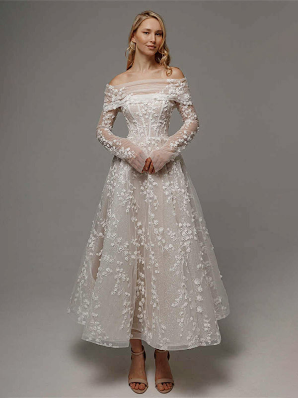 Spitzenhochzeitskleid mit Korsett A-Linie abnehmbaren langen Ärmeln trägerloses Brautkleid aus Spitze