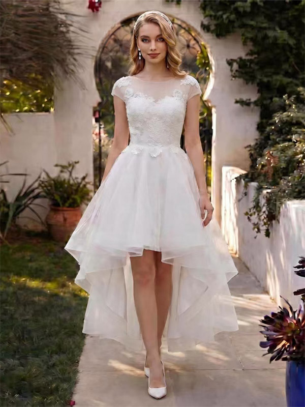 Kurzes Brautkleid mit Rundhalsausschnitt kurzen Ärmeln A-Linien-Schnitt asymmetrischem Schnitt und Knöchellänge