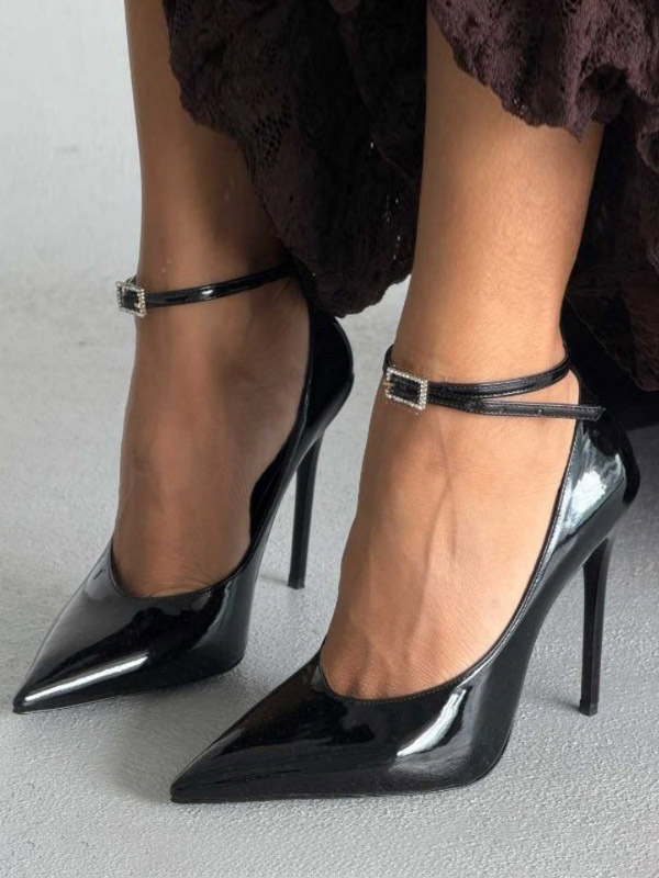 Schwarze High Heels mit spitzer Zehenpartie Strasssteinen und Knöchelriemen