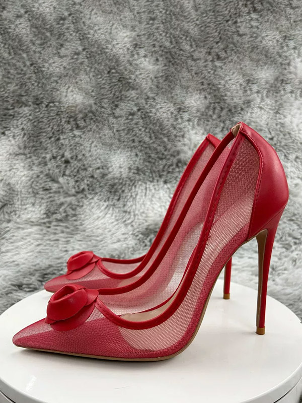 Rote High Heels mit spitzer Zehenpartie und spitz zulaufendem Absatz