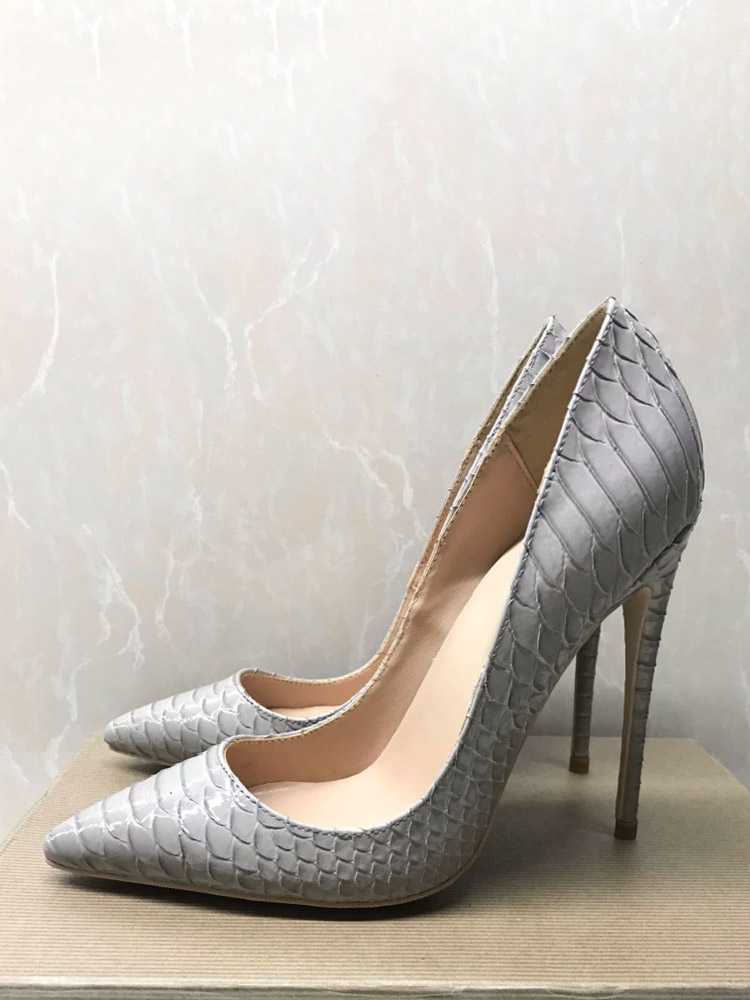 Graue High Heels mit spitzer Zehenpartie und Schlangenmuster Stilettoabsatz