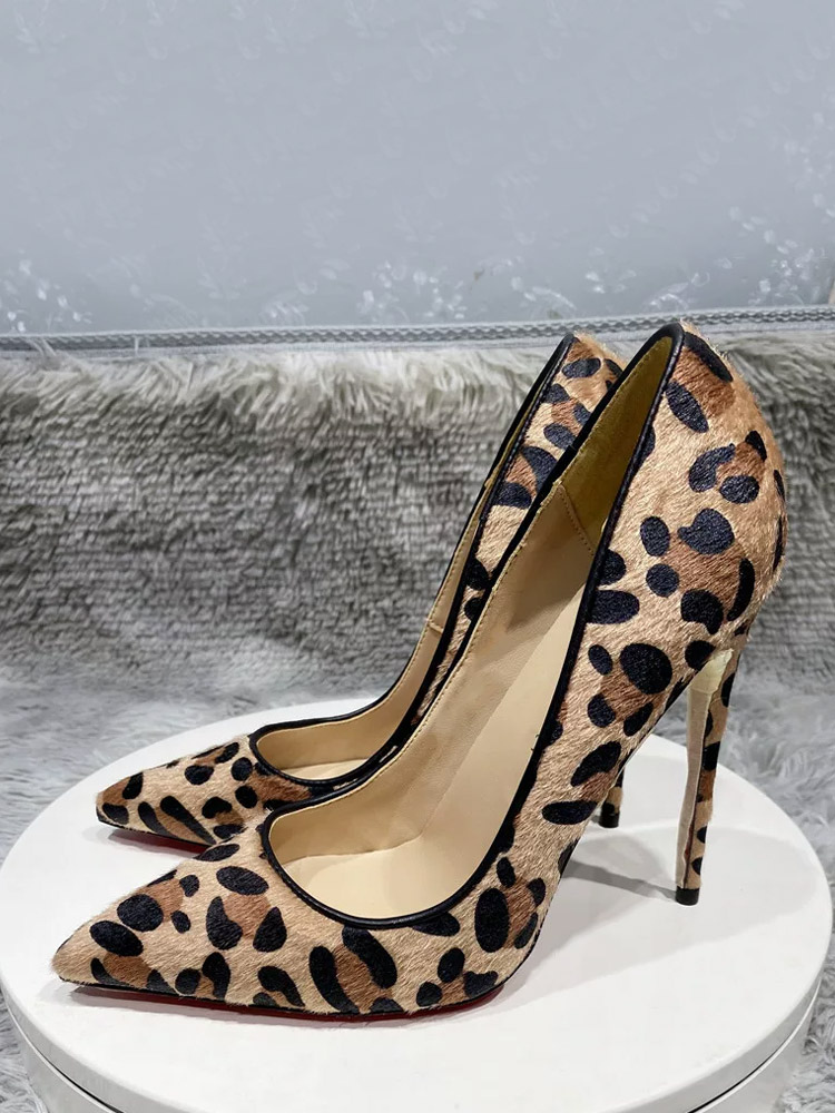 Wildleder-Pumps mit spitzer Zehenpartie und Leopardenmuster
