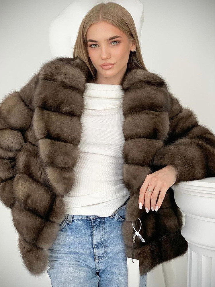 Manteau long en fausse fourrure marron pour femme chaud et duveteux idéal pour l'hiver.