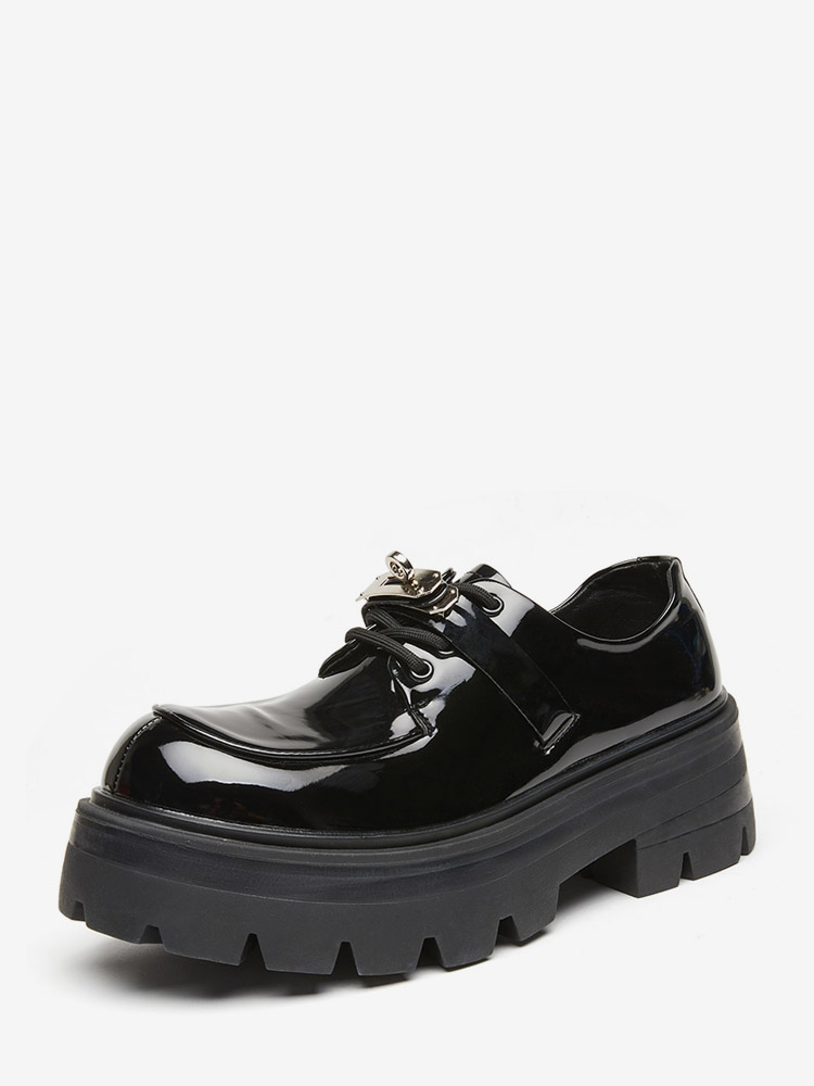 Mocassins noirs pour hommes à plateforme bout rond et détails métalliques.
