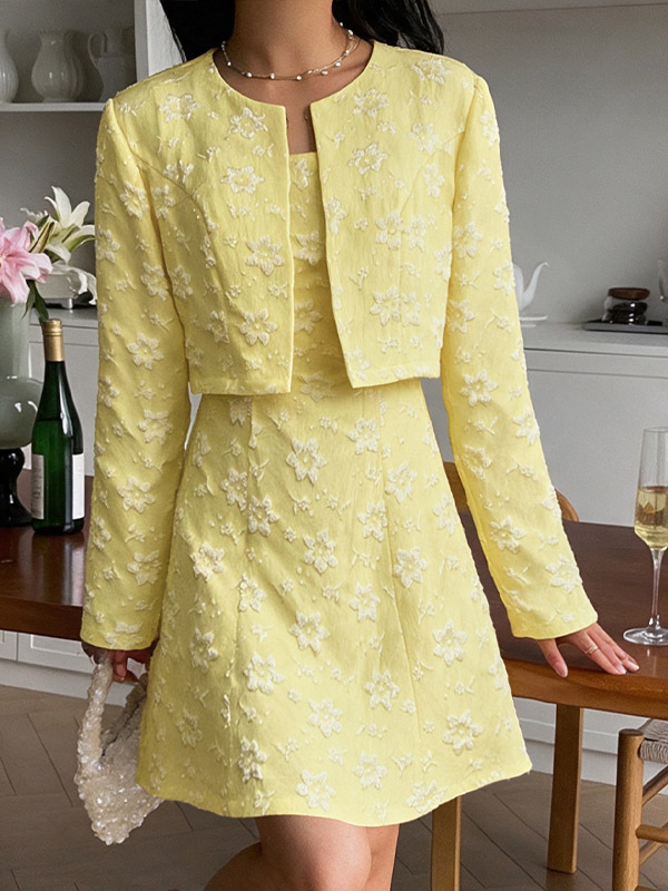Ensemble deux pièces : robe jaune à fleurs jacquard cardigan à manches longues et mini-robe.