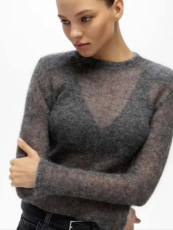 Pull femme uni en maille douce et duveteuse à col montant et manches longues.