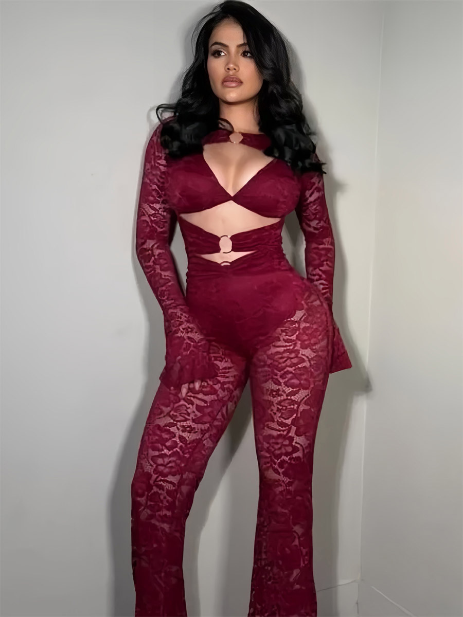Ensemble deux pièces pour femme : haut court sexy en dentelle ajourée à manches longues et pantalon. Tenue de soirée.