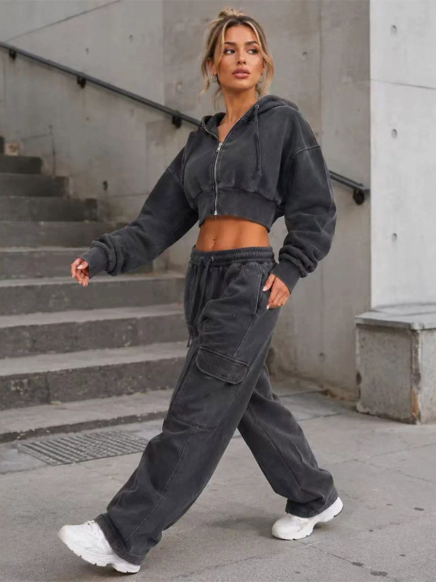 Ensemble deux pièces pour femme : sweat à capuche court zippé délavé à l'acide et pantalon cargo noir