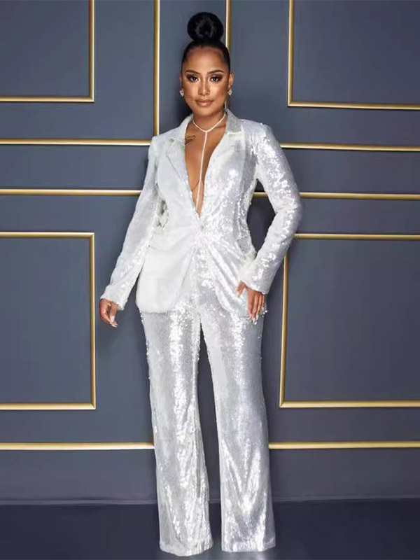 Ensemble deux pièces pour femme : blazer à sequins à col V profond et pantalon droit.