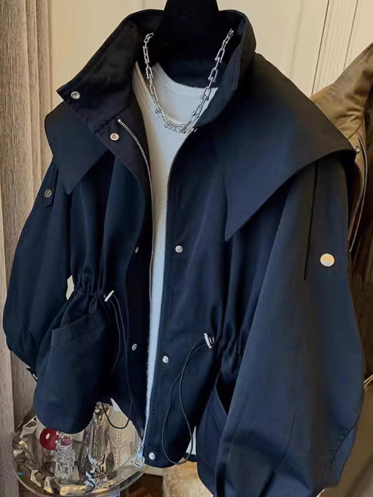 Giacca da donna con cappuccio coulisse in vita vestibilità ampia tasche cargo trench casual