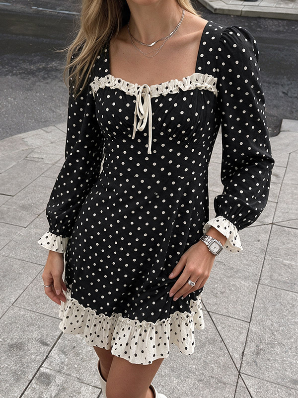 Robe courte à pois volants col carré manches longues