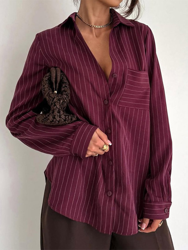 Camicetta da donna bordeaux con colletto risvoltato elegante a righe e maniche lunghe.
