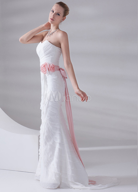 vestido de novia de color blanco con cinturón rosado de estilo de