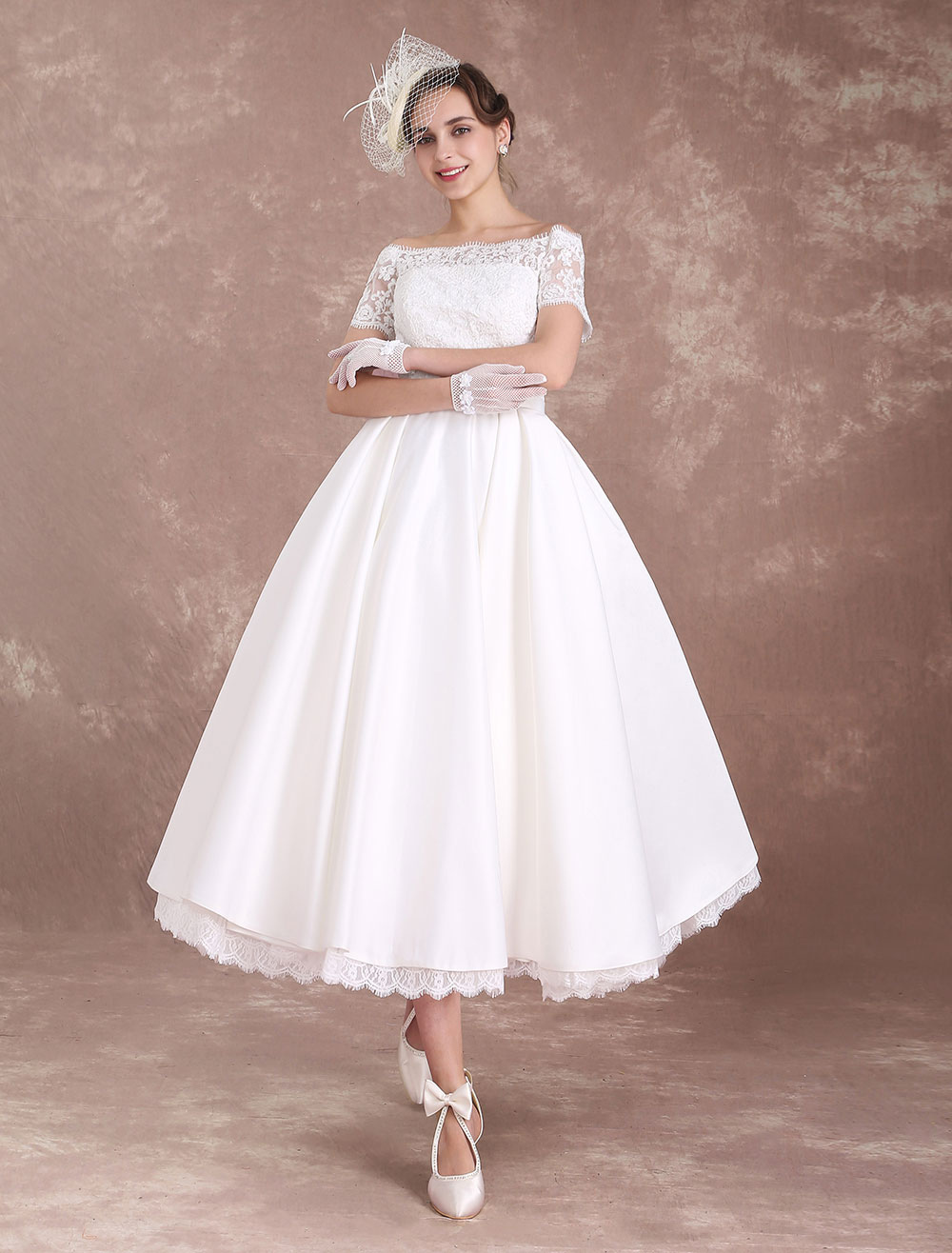 Robe de Mariée Vintage Courte Robe de mariée A-ligne Tissu de satin en dentelle avec soutien-gorge et doublure manches courtes