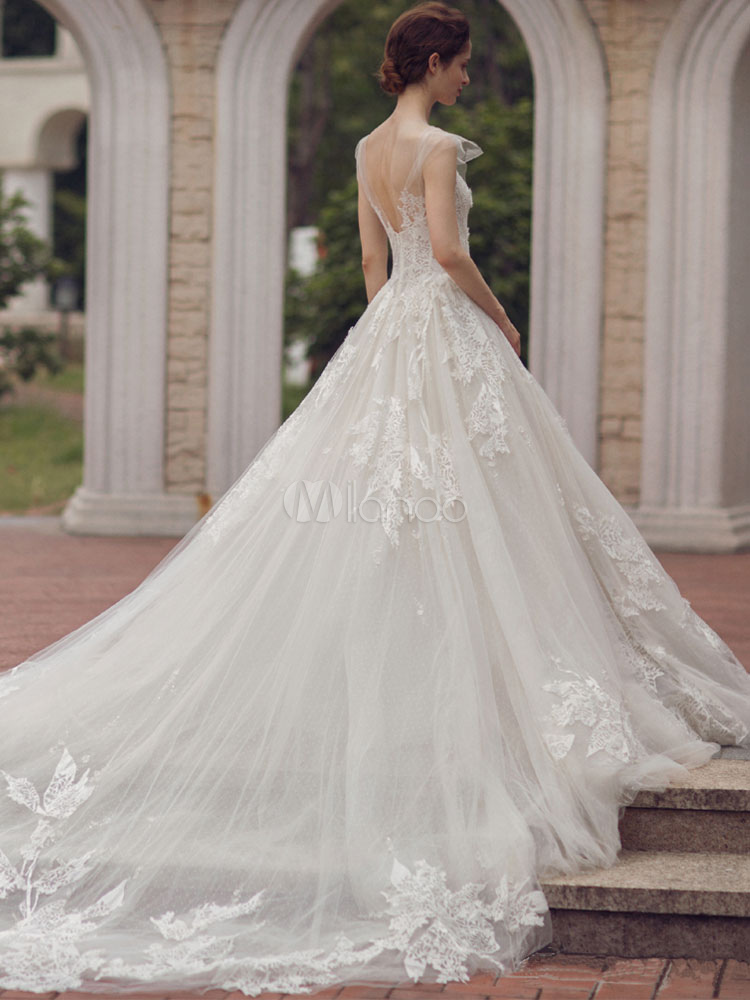 Elegant White Princess Wedding Dress with Lace Appliqué and a Flowing Ball Gown Skirt