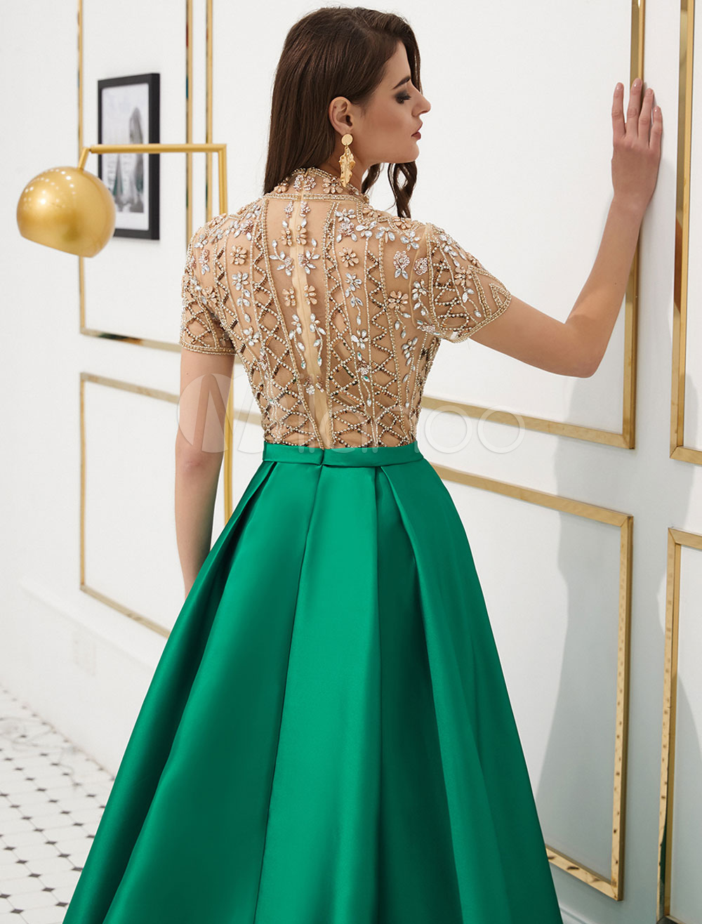 Robes de bal satin luxe perlée à col haut manches longues en satin