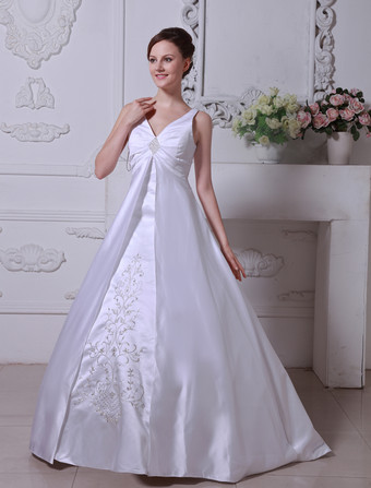 ホワイトウェディングドレス　Vネック　サテン　ブライダルドレス　Aライン　レース　刺繍　ビーズ　プリーツ　チャペルトレーン　結婚式ドレス