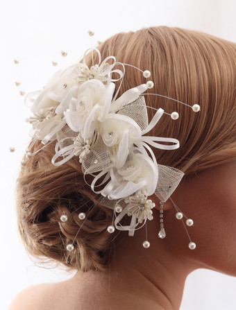 coiffure de mariée blanche décoré de perles