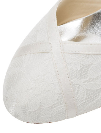 レースのウェディングシューズ　2025　ハイヒール　アイボリー　ラウンド　アンクルストラップ　ブライダルシューズ