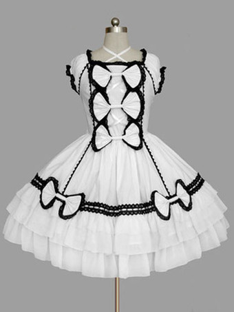 Wunderschönes Lolita Kleid mit viereckigem Ausschnitt und kurzen Ärmeln im ROCOCO Stil und Spitzen 