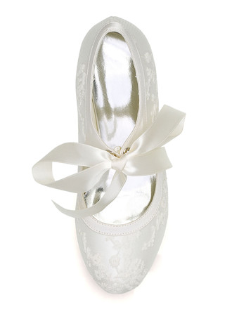 ヴィンテージウェディングシューズ　2026　アイボリー　ラウンドトゥ　メリージェーンシューズ　シルク　ブライダルシューズ