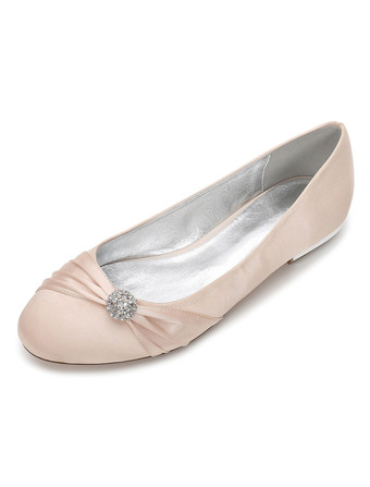 シャンパンカラーホワイト　ブライズメイドシューズ　2026　サテン　ラウンドトゥ　ラインストーン　ウェディングシューズ　フラット　母の靴