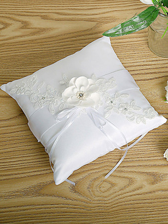 リングベアラーピロー白いレースの花リボンの結婚式の枕