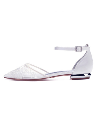 白い結婚式の靴は、つま先をつけた花の詳細アンクルストラップフラットブライダルシューズサテンの花嫁介添人の靴