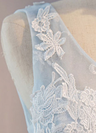 パーティー ドレス　ワンピース　シンプル フォーマル　お呼ばれ　謝恩会 卒業式　結婚式 二次会　ホームカミングドレス　パーティードレス　フォーマルドレス　Aライン　ベビーブルー　ひざ丈　スクープネック　ノースリーブ　