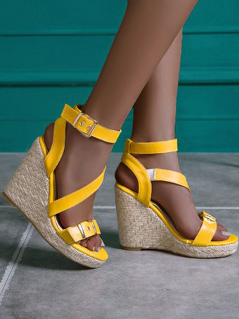 イエロー女性のためのウェッジサンダル魅力的なPUレザー金属の詳細丸いつま先ウェッジサンダル