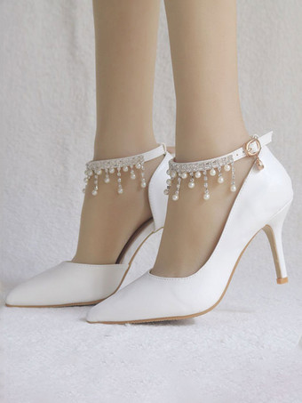 女性の白いパンプスは先のとがったつま先の真珠でスリップしますシックなロートップスチレットヒール