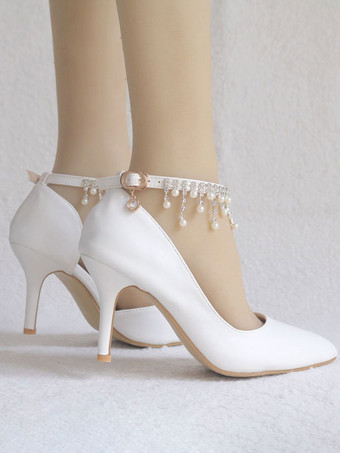 女性の白いパンプスは先のとがったつま先の真珠でスリップしますシックなロートップスチレットヒール