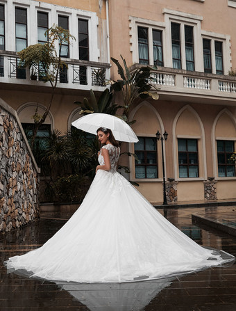 価格のウェディングドレスレースボディスチュールサテン生地スイープ列車のアップリケのウェディングガウン