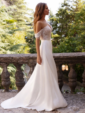 ホワイトのシンプルなカジュアルウェディングドレス サテン生地 ストラップレス ノースリーブ カットアウト Aライン オフショルダー ロングブライダルドレス 無料カスタマイズ