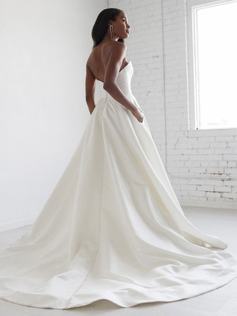 Robe de mariée vintage bustier boutonné sur dos à traîne