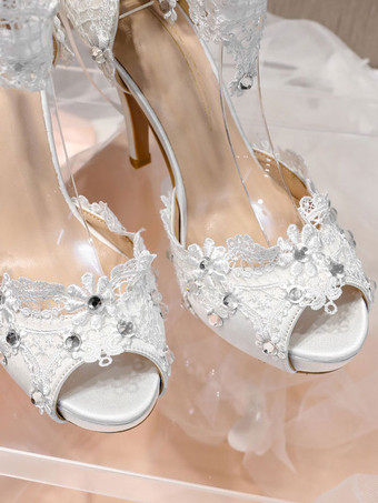 結婚式の靴ホワイトサテンアッパーのぞき見つま先の花ゴブレットヒールアンクルストラップヒール