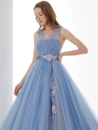 トレインストラップレスノースリーブレースアップナチュラルウエストロングレースチュールポリエステルAラインブライダルガウンと青いウェディングドレス