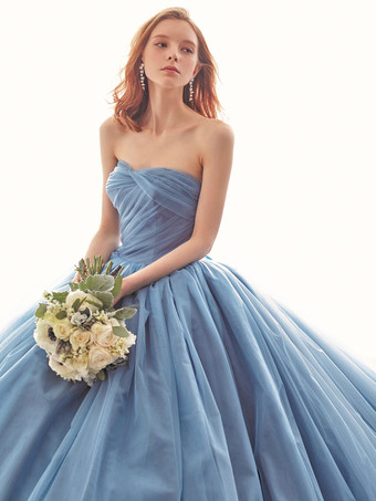 トレインストラップレスノースリーブレースアップナチュラルウエストロングチュールポリエステルブライダルガウンと青いウェディングドレス