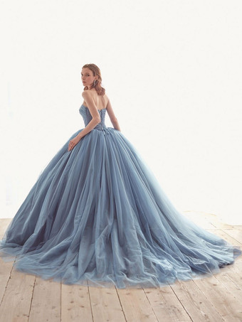 トレインストラップレスノースリーブレースアップナチュラルウエストロングチュールポリエステルブライダルガウンと青いウェディングドレス