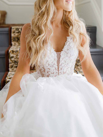 ホワイトのシンプルなレースのウェディングドレス Vネック ノースリーブ バックレス Aライン ブライダルドレス 無料カスタマイズ