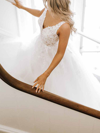 ホワイトのシンプルなレースのウェディングドレス Vネック ノースリーブ バックレス Aライン ブライダルドレス 無料カスタマイズ