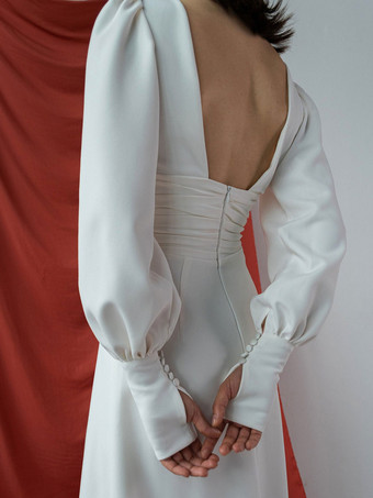 白いシンプルなウェディングドレスサテンのような伸縮性のあるシルクハイカラー長袖カットアウトAラインブライダルガウン